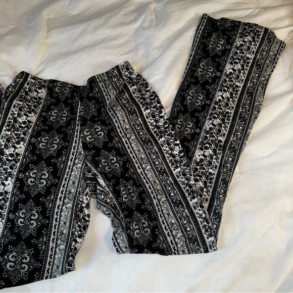 Black and White Women’s Party Pants Flair Size M - Picture 2 of 3